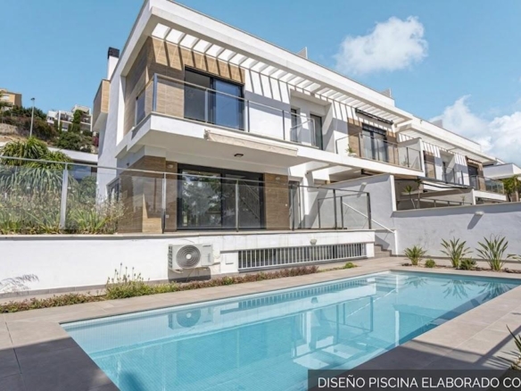 VILLA DE LUJO CASI A ESTRENAR EN MÁLAGA ESTE CON IMPRESIONANTES VISTAS AL MAR Y CALIDADES PREMIUM. REF:64871