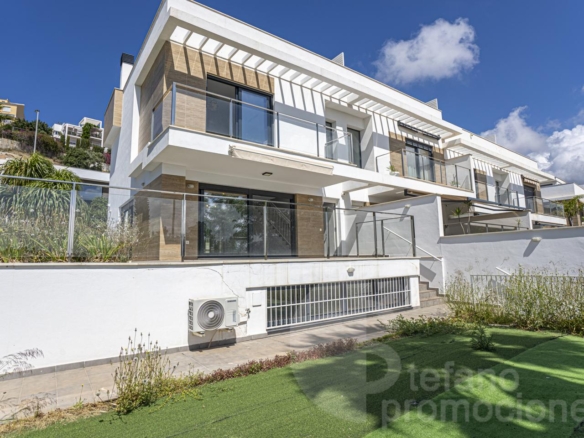 VILLA DE LUJO CASI A ESTRENAR EN MÁLAGA ESTE CON IMPRESIONANTES VISTAS AL MAR Y CALIDADES PREMIUM. REF:64871