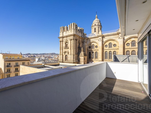 ESPECTACULAR ÁTICO DÚPLEX EN PLENO CENTRO. ELEGANCIA, AMPLITUD Y UNA TERRAZA DE ENSUEÑO PARA DISFRUTAR DEL CIELO DE MÁLAGA REF:64893