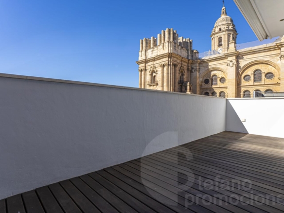 ESPECTACULAR ÁTICO DÚPLEX EN PLENO CENTRO. ELEGANCIA, AMPLITUD Y UNA TERRAZA DE ENSUEÑO PARA DISFRUTAR DEL CIELO DE MÁLAGA REF:64893