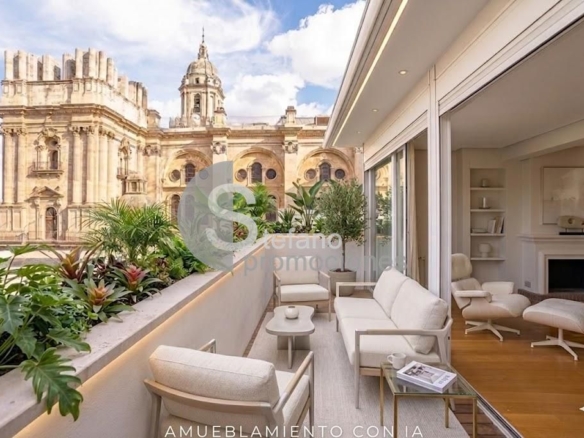 ESPECTACULAR ÁTICO DÚPLEX EN PLENO CENTRO. ELEGANCIA, AMPLITUD Y UNA TERRAZA DE ENSUEÑO PARA DISFRUTAR DEL CIELO DE MÁLAGA REF:64893