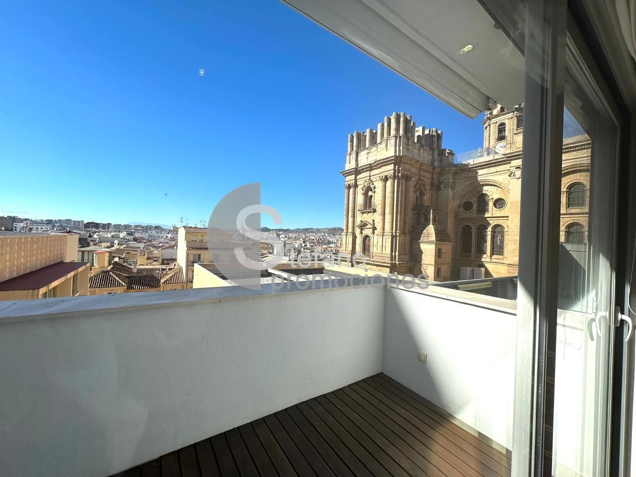 ESPECTACULAR ÁTICO DÚPLEX EN PLENO CENTRO. ELEGANCIA, AMPLITUD Y UNA TERRAZA DE ENSUEÑO PARA DISFRUTAR DEL CIELO DE MÁLAGA REF:64893