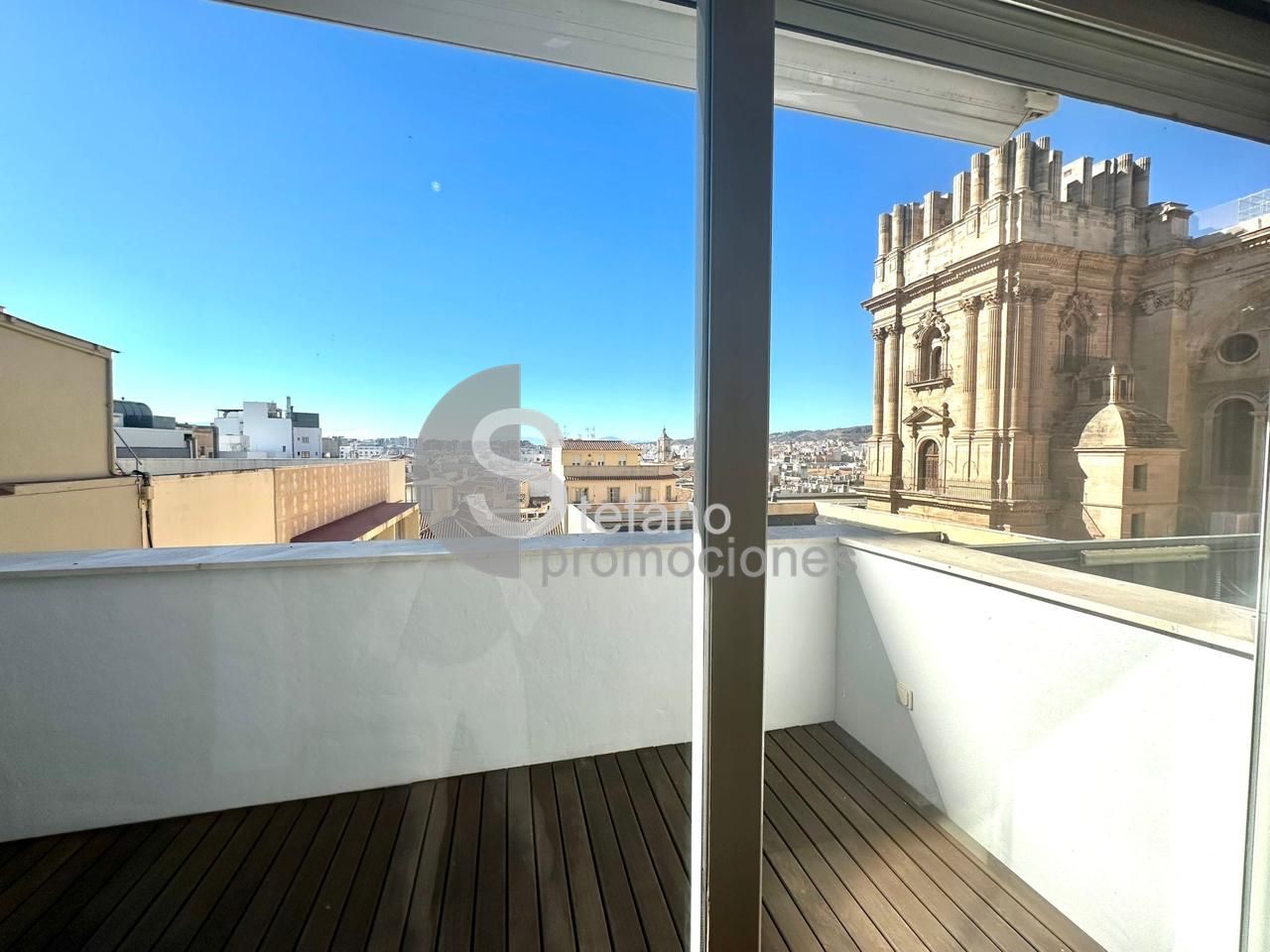 ESPECTACULAR ÁTICO DÚPLEX EN PLENO CENTRO. ELEGANCIA, AMPLITUD Y UNA TERRAZA DE ENSUEÑO PARA DISFRUTAR DEL CIELO DE MÁLAGA REF:64893