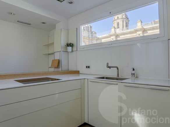 ESPECTACULAR ÁTICO DÚPLEX EN PLENO CENTRO. ELEGANCIA, AMPLITUD Y UNA TERRAZA DE ENSUEÑO PARA DISFRUTAR DEL CIELO DE MÁLAGA REF:64893