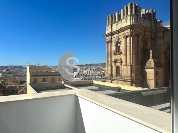 ESPECTACULAR ÁTICO DÚPLEX EN PLENO CENTRO. ELEGANCIA, AMPLITUD Y UNA TERRAZA DE ENSUEÑO PARA DISFRUTAR DEL CIELO DE MÁLAGA REF:64893