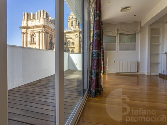 ESPECTACULAR ÁTICO DÚPLEX EN PLENO CENTRO. ELEGANCIA, AMPLITUD Y UNA TERRAZA DE ENSUEÑO PARA DISFRUTAR DEL CIELO DE MÁLAGA REF:64893