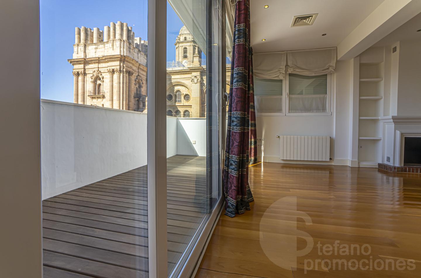 ESPECTACULAR ÁTICO DÚPLEX EN PLENO CENTRO. ELEGANCIA, AMPLITUD Y UNA TERRAZA DE ENSUEÑO PARA DISFRUTAR DEL CIELO DE MÁLAGA REF:64893
