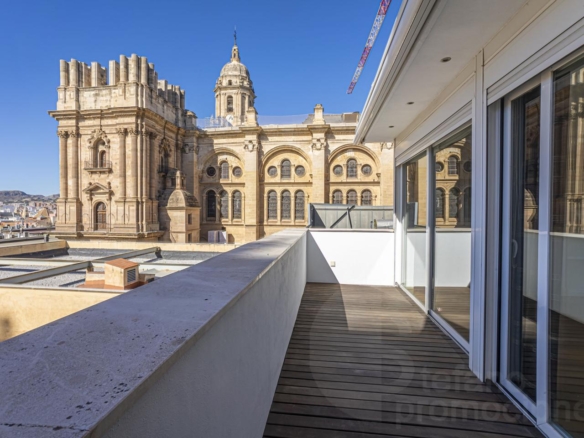 ESPECTACULAR ÁTICO DÚPLEX EN PLENO CENTRO. ELEGANCIA, AMPLITUD Y UNA TERRAZA DE ENSUEÑO PARA DISFRUTAR DEL CIELO DE MÁLAGA REF:64893