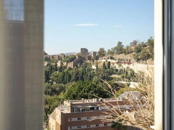 EXCLUSIVA VIVIENDA EN LA MALAGUETA, EN LA DÉCIMA Y ÚLTIMA PLANTA, CON VISTAS PANORÁMICAS A LA ALCAZABA, EL MONTE GIBRALFARO Y LA CIUDAD. REF:64423