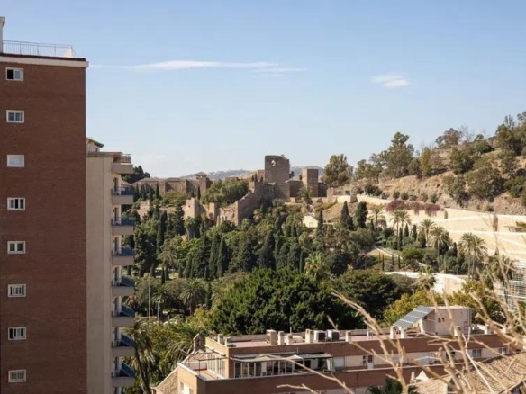 EXCLUSIVA VIVIENDA EN LA MALAGUETA, EN LA DÉCIMA Y ÚLTIMA PLANTA, CON VISTAS PANORÁMICAS A LA ALCAZABA, EL MONTE GIBRALFARO Y LA CIUDAD. REF:64423