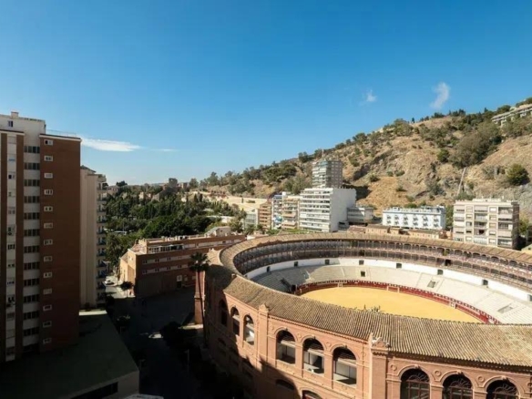 EXCLUSIVA VIVIENDA EN LA MALAGUETA, EN LA DÉCIMA Y ÚLTIMA PLANTA, CON VISTAS PANORÁMICAS A LA ALCAZABA, EL MONTE GIBRALFARO Y LA CIUDAD. REF:64423