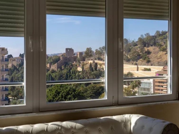 EXCLUSIVA VIVIENDA EN LA MALAGUETA, EN LA DÉCIMA Y ÚLTIMA PLANTA, CON VISTAS PANORÁMICAS A LA ALCAZABA, EL MONTE GIBRALFARO Y LA CIUDAD. REF:64423