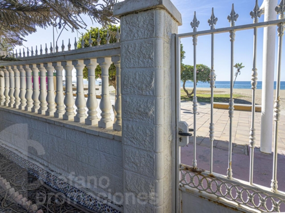 ENCANTADORA CASA DE ESQUINA EN PRIMERA LÍNEA DE PLAYA EN LA CALA DEL MORAL, CON JARDÍN PRIVADO Y ACCESO DIRECTO AL MAR. REF:64307
