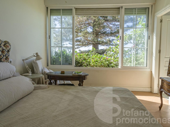 ENCANTADORA CASA DE ESQUINA EN PRIMERA LÍNEA DE PLAYA EN LA CALA DEL MORAL, CON JARDÍN PRIVADO Y ACCESO DIRECTO AL MAR. REF:64307