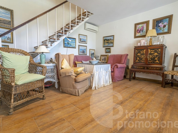 ENCANTADORA CASA DE ESQUINA EN PRIMERA LÍNEA DE PLAYA EN LA CALA DEL MORAL, CON JARDÍN PRIVADO Y ACCESO DIRECTO AL MAR. REF:64307