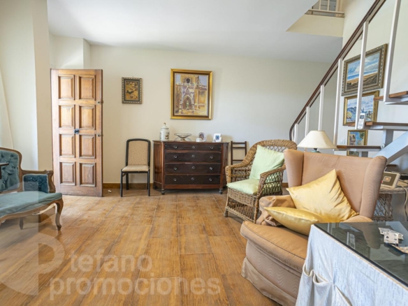 ENCANTADORA CASA DE ESQUINA EN PRIMERA LÍNEA DE PLAYA EN LA CALA DEL MORAL, CON JARDÍN PRIVADO Y ACCESO DIRECTO AL MAR. REF:64307