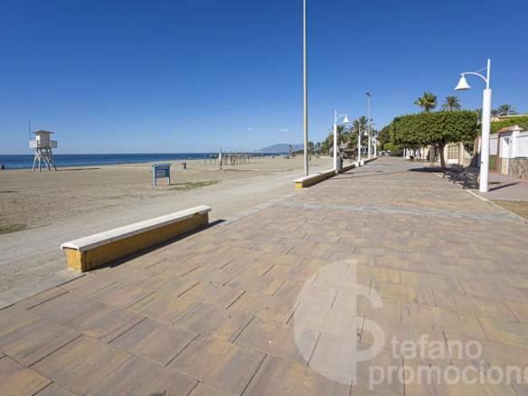 ENCANTADORA CASA DE ESQUINA EN PRIMERA LÍNEA DE PLAYA EN LA CALA DEL MORAL, CON JARDÍN PRIVADO Y ACCESO DIRECTO AL MAR. REF:64307