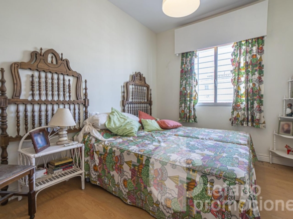 ENCANTADORA CASA DE ESQUINA EN PRIMERA LÍNEA DE PLAYA EN LA CALA DEL MORAL, CON JARDÍN PRIVADO Y ACCESO DIRECTO AL MAR. REF:64307