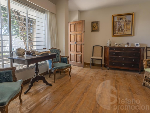 ENCANTADORA CASA DE ESQUINA EN PRIMERA LÍNEA DE PLAYA EN LA CALA DEL MORAL, CON JARDÍN PRIVADO Y ACCESO DIRECTO AL MAR. REF:64307