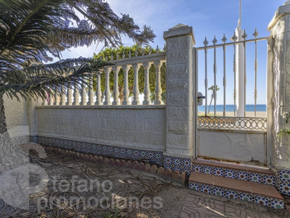 ENCANTADORA CASA DE ESQUINA EN PRIMERA LÍNEA DE PLAYA EN LA CALA DEL MORAL, CON JARDÍN PRIVADO Y ACCESO DIRECTO AL MAR. REF:64307