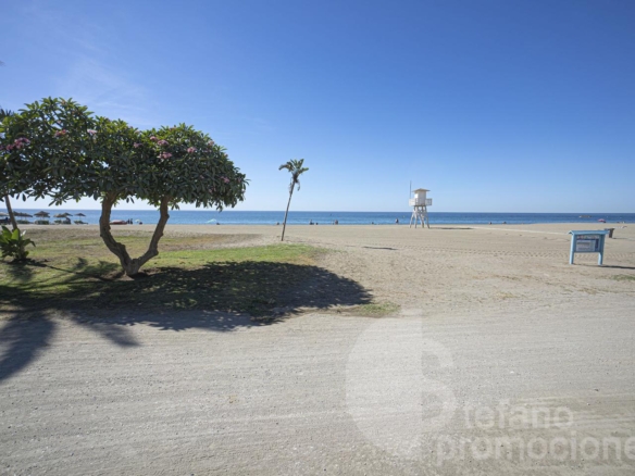 ENCANTADORA CASA DE ESQUINA EN PRIMERA LÍNEA DE PLAYA EN LA CALA DEL MORAL, CON JARDÍN PRIVADO Y ACCESO DIRECTO AL MAR. REF:64307