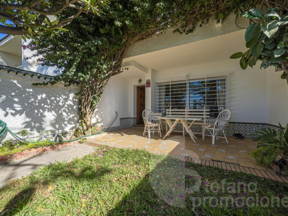 ENCANTADORA CASA DE ESQUINA EN PRIMERA LÍNEA DE PLAYA EN LA CALA DEL MORAL, CON JARDÍN PRIVADO Y ACCESO DIRECTO AL MAR. REF:64307