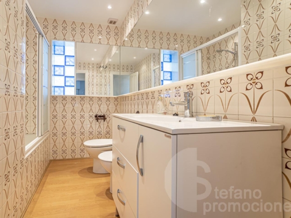 ENCANTADORA CASA DE ESQUINA EN PRIMERA LÍNEA DE PLAYA EN LA CALA DEL MORAL, CON JARDÍN PRIVADO Y ACCESO DIRECTO AL MAR. REF:64307