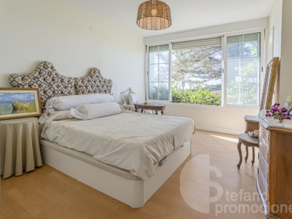 ENCANTADORA CASA DE ESQUINA EN PRIMERA LÍNEA DE PLAYA EN LA CALA DEL MORAL, CON JARDÍN PRIVADO Y ACCESO DIRECTO AL MAR. REF:64307