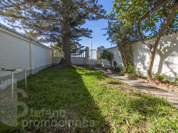 ENCANTADORA CASA DE ESQUINA EN PRIMERA LÍNEA DE PLAYA EN LA CALA DEL MORAL, CON JARDÍN PRIVADO Y ACCESO DIRECTO AL MAR. REF:64307