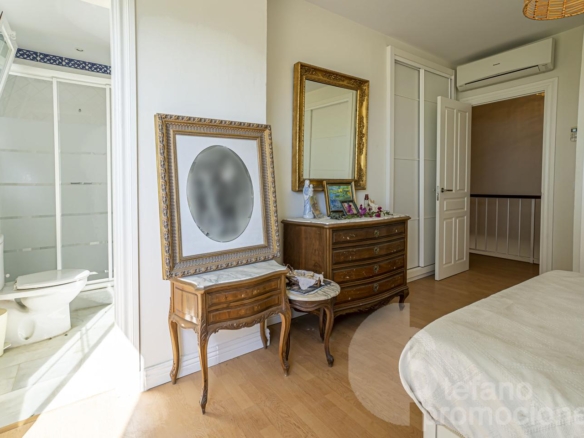 ENCANTADORA CASA DE ESQUINA EN PRIMERA LÍNEA DE PLAYA EN LA CALA DEL MORAL, CON JARDÍN PRIVADO Y ACCESO DIRECTO AL MAR. REF:64307