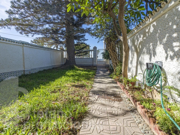 ENCANTADORA CASA DE ESQUINA EN PRIMERA LÍNEA DE PLAYA EN LA CALA DEL MORAL, CON JARDÍN PRIVADO Y ACCESO DIRECTO AL MAR. REF:64307