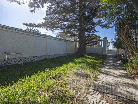 ENCANTADORA CASA DE ESQUINA EN PRIMERA LÍNEA DE PLAYA EN LA CALA DEL MORAL, CON JARDÍN PRIVADO Y ACCESO DIRECTO AL MAR. REF:64307
