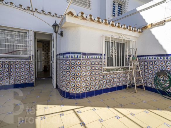 ENCANTADORA CASA DE ESQUINA EN PRIMERA LÍNEA DE PLAYA EN LA CALA DEL MORAL, CON JARDÍN PRIVADO Y ACCESO DIRECTO AL MAR. REF:64307