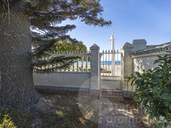 ENCANTADORA CASA DE ESQUINA EN PRIMERA LÍNEA DE PLAYA EN LA CALA DEL MORAL, CON JARDÍN PRIVADO Y ACCESO DIRECTO AL MAR. REF:64307