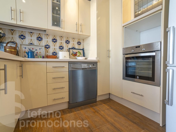ENCANTADORA CASA DE ESQUINA EN PRIMERA LÍNEA DE PLAYA EN LA CALA DEL MORAL, CON JARDÍN PRIVADO Y ACCESO DIRECTO AL MAR. REF:64307