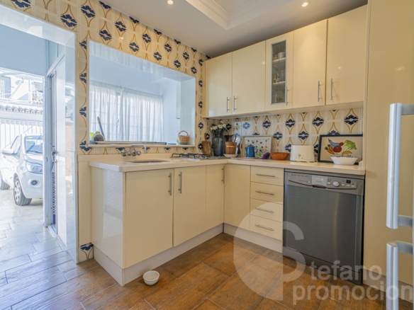 ENCANTADORA CASA DE ESQUINA EN PRIMERA LÍNEA DE PLAYA EN LA CALA DEL MORAL, CON JARDÍN PRIVADO Y ACCESO DIRECTO AL MAR. REF:64307