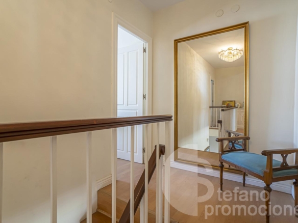 ENCANTADORA CASA DE ESQUINA EN PRIMERA LÍNEA DE PLAYA EN LA CALA DEL MORAL, CON JARDÍN PRIVADO Y ACCESO DIRECTO AL MAR. REF:64307