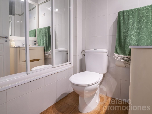 ENCANTADORA CASA DE ESQUINA EN PRIMERA LÍNEA DE PLAYA EN LA CALA DEL MORAL, CON JARDÍN PRIVADO Y ACCESO DIRECTO AL MAR. REF:64307