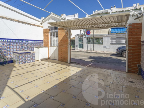ENCANTADORA CASA DE ESQUINA EN PRIMERA LÍNEA DE PLAYA EN LA CALA DEL MORAL, CON JARDÍN PRIVADO Y ACCESO DIRECTO AL MAR. REF:64307