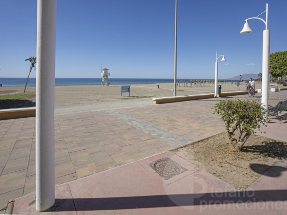 ENCANTADORA CASA DE ESQUINA EN PRIMERA LÍNEA DE PLAYA EN LA CALA DEL MORAL, CON JARDÍN PRIVADO Y ACCESO DIRECTO AL MAR. REF:64307