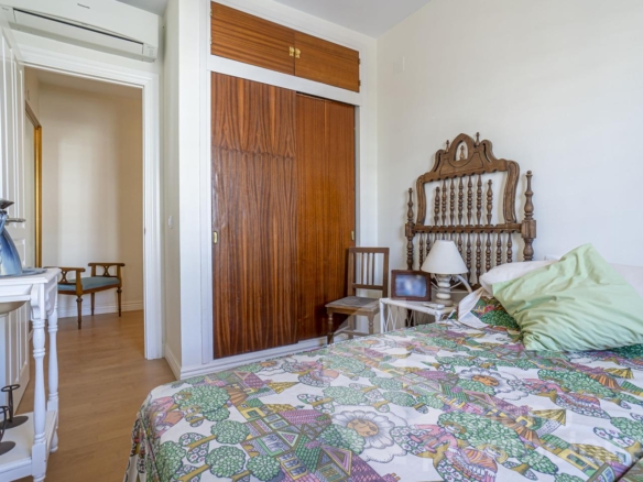 ENCANTADORA CASA DE ESQUINA EN PRIMERA LÍNEA DE PLAYA EN LA CALA DEL MORAL, CON JARDÍN PRIVADO Y ACCESO DIRECTO AL MAR. REF:64307