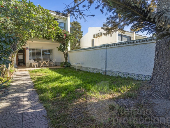 ENCANTADORA CASA DE ESQUINA EN PRIMERA LÍNEA DE PLAYA EN LA CALA DEL MORAL, CON JARDÍN PRIVADO Y ACCESO DIRECTO AL MAR. REF:64307