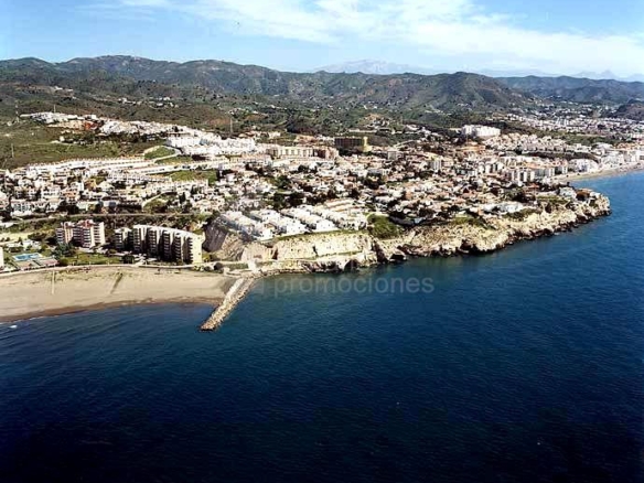 ENCANTADORA CASA DE ESQUINA EN PRIMERA LÍNEA DE PLAYA EN LA CALA DEL MORAL, CON JARDÍN PRIVADO Y ACCESO DIRECTO AL MAR. REF:64307
