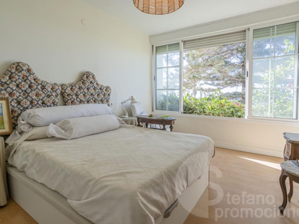 ENCANTADORA CASA DE ESQUINA EN PRIMERA LÍNEA DE PLAYA EN LA CALA DEL MORAL, CON JARDÍN PRIVADO Y ACCESO DIRECTO AL MAR. REF:64307