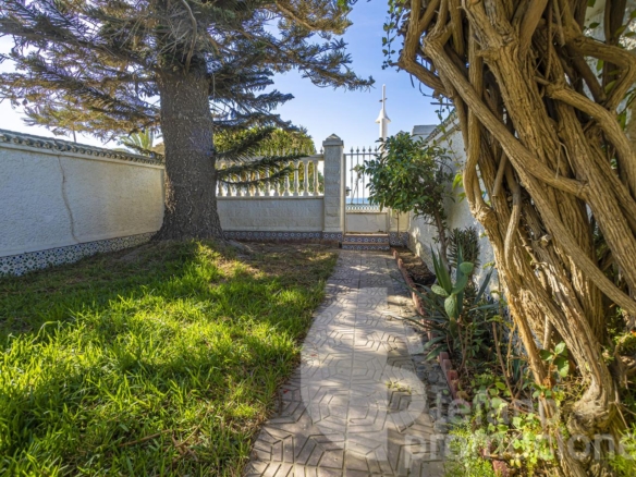 ENCANTADORA CASA DE ESQUINA EN PRIMERA LÍNEA DE PLAYA EN LA CALA DEL MORAL, CON JARDÍN PRIVADO Y ACCESO DIRECTO AL MAR. REF:64307