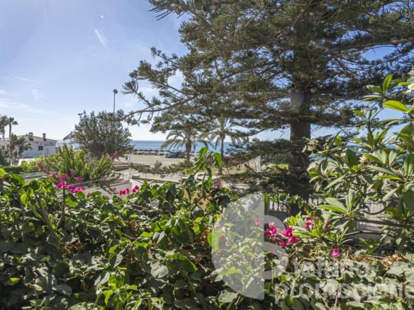ENCANTADORA CASA DE ESQUINA EN PRIMERA LÍNEA DE PLAYA EN LA CALA DEL MORAL, CON JARDÍN PRIVADO Y ACCESO DIRECTO AL MAR. REF:64307