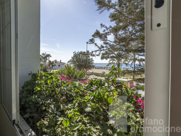 ENCANTADORA CASA DE ESQUINA EN PRIMERA LÍNEA DE PLAYA EN LA CALA DEL MORAL, CON JARDÍN PRIVADO Y ACCESO DIRECTO AL MAR. REF:64307