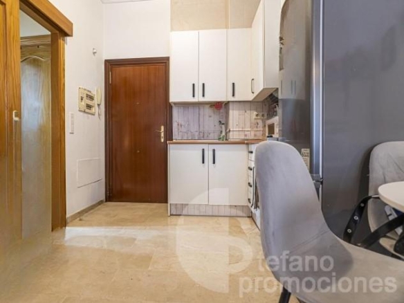 ACOGEDORA Y CÉNTRICA VIVIENDA,  CON CÓMODA DISTRIBUCIÓN,  y TECHOS ALTOS,  AIRE ACONDICIONADO,  SALÓN-COMEDOR  CON COCINA INTEGRADA REF:65022