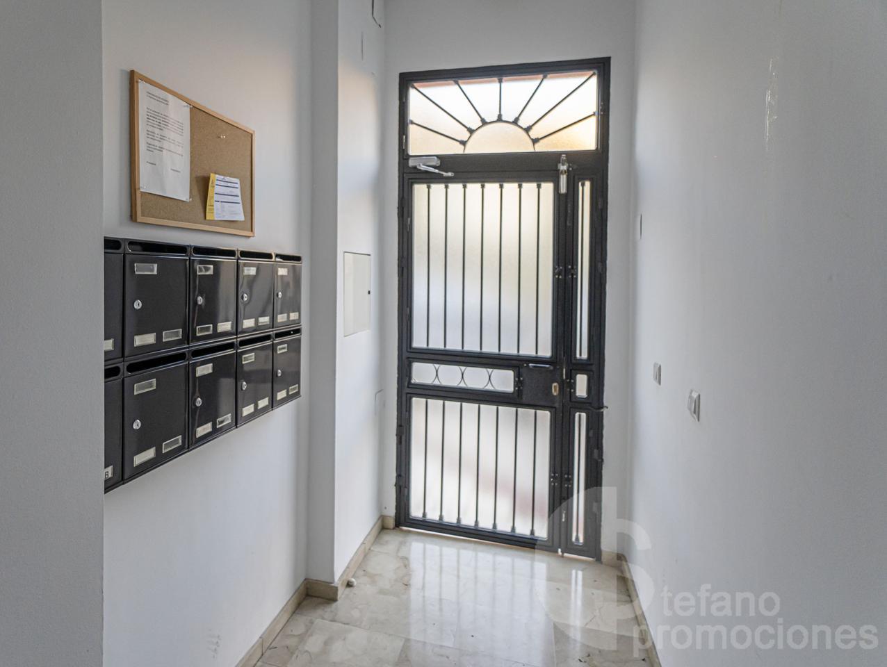 ACOGEDORA Y CÉNTRICA VIVIENDA,  CON CÓMODA DISTRIBUCIÓN,  y TECHOS ALTOS,  AIRE ACONDICIONADO,  SALÓN-COMEDOR  CON COCINA INTEGRADA REF:65022