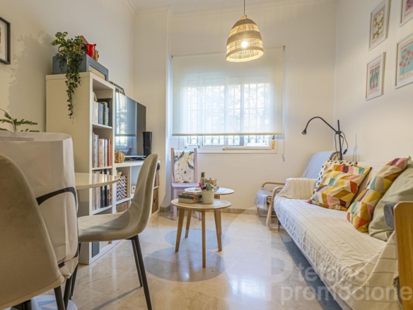 ACOGEDORA Y CÉNTRICA VIVIENDA,  CON CÓMODA DISTRIBUCIÓN,  y TECHOS ALTOS,  AIRE ACONDICIONADO,  SALÓN-COMEDOR  CON COCINA INTEGRADA REF:65022
